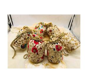 Bolsa Potli de seda bordada estilo Rajasthani, bolsa con cordón, recuerdo de boda/regalo de devolución para invitados - Product Image 1