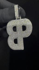 จี้เพชรโมอิสซาไนต์ทรงฮิปฮอปสุดเทรนดี้ ประดับเพชร VVS พร้อมชุบทองบนเงินแท้ 925 ดีไซน์อักษรย่อ สำหรับผู้หญิง ราคาประหยัด - Product Image 2