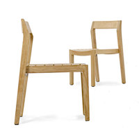 Chaise en bois avec siège à latte, finition naturelle conçue pour la durabilité et la chaleur visuelle idéale pour les repas, les mariages et les événements