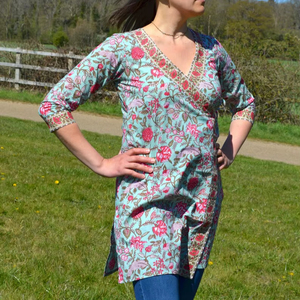 Julia robe portefeuille pur coton bloc à la main imprimé bohème plage vacances été Turquoise rose fleuri fabriqué à la main mode éthique - Product Image 1