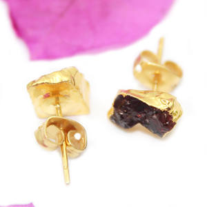 Pendientes de tuerca de granate galvanizado de oro joyería de piedra natal para enero - Product Image 4