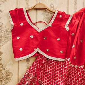 Ensemble de lehenga choli de mariée rouge de créateur, entièrement cousu, en polyester, longueur au sol, lourdement brodé de paillettes, pour mariages et fêtes de Diwali - Product Image 3