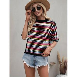 Blusa a maglia girocollo a maniche corte da donna con dettaglio a righe colorate - Product Image 4