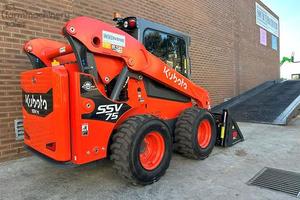 ห้องโดยสารรถตักขนาดเล็ก เบาะนั่งสีดำ รถตักล้อยาง Kubota รุ่น SVL65-2 เครื่องยนต์ดีเซล - Product Image 5