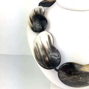 Collar de Lujo Hecho a Mano con Cuerno de Búfalo, Joyería Natural y Sostenible para Mujer, Alta Calidad - Product Image 1