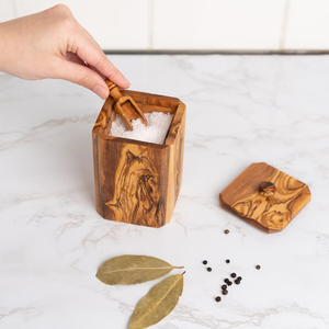 Boîte à épices en bois artisanale avec des motifs de grain uniques et des compartiments sécurisés pour ranger tous les assaisonnements préférés - Product Image 5