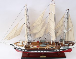 Modèle de bateau en bois peint à la main BELEM pour la décoration de table - Product Image 2