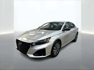 Nissan Altima 2.5 SV AWD 2024 Usado, Volante a la Izquierda, Interior Oscuro, Asientos de Tela, Llantas R17 - Product Image 3