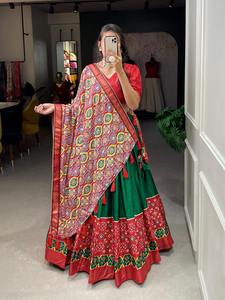 ชุดคอลเล็คชั่นปาร์ตี้แบบพรีเมี่ยมที่ได้รับความนิยมมากที่สุดเสื้อ dola Silk lehenga choli กับ dupatta พิมพ์ลายและฟอยล์ส่งออกจากอินเดีย - Product Image 4