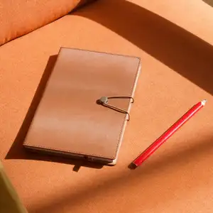 LABON Cuaderno A5 forrado marrón de cuero vegano con logotipo personalizado con cuerda elástica y tachuelas