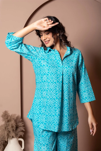 ชุดเซ็ตผ้าฝ้ายคอตตอนสีน้ำเงิน แบรนด์ BANDHEJ เสื้อแขนยาวคอปกพับลายดอกไม้ ผ้าฝ้ายแท้ พร้อมกางเกงขายาว ชุดเซ็ต C-ord ของขวัญสำหรับเธอ - Product Image 4