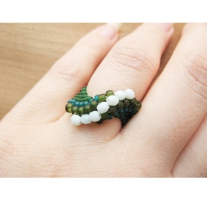 Bagues en perles de rocaille réglables de qualité supérieure pour femmes avec des conceptions personnalisées bijoux à la mode faits à la main disponibles pour le prix d'exportation - Product Image 2