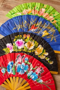 Ventilateur pliant en bois traditionnel fait à la main avec un design sculpté complexe Artisanat écologique pour les événements et les cadeaux - Product Image 2