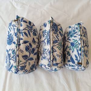 กระเป๋าเครื่องสำอางผ้าฝ้ายลายดอกไม้แบบเย็บติดกันขนาดกลาง กระเป๋าใส่เครื่องสำอางสำหรับเดินทางแบบมีซิป ผู้ผลิตและผู้ค้าส่ง - Product Image 1