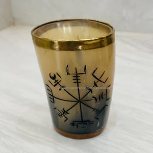 Vaso de Chupito de Cuerno de Buey Auténtico con Borde de Latón, Tallado a Mano con el Logotipo Vegvisir, Inspirado en los Vikingos, Base de Madera de Mango, Antiderrames - Product Image 1