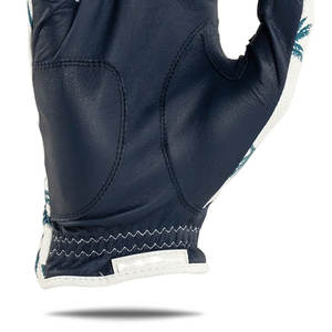 Gants de golf fabriqués au Pakistan, conçus pour le confort et le contrôle, utilisant un tissu doux et flexible pour les séances sur le parcours. - Product Image 6