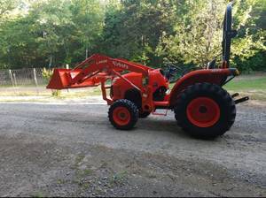 Tractor Kubota L2501 4WD Multiusos con Cargador Frontal, Tractor Rojo para Granja, Tractor Compacto Utilitario de 25HP - Product Image 6