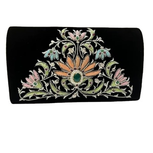 Embrague de fusión étnica moderna 2025 lienzo adornado a mano con hilos Zari y abalorios de joyas artesanales hechos en la India - Product Image 1