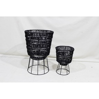 Conjunto de 2 Vasos Minimalistas de Plástico Trançado Preto Artex Dong Thap, Duráveis e Ecológicos, com Suportes de Metal para Casa e Jardim