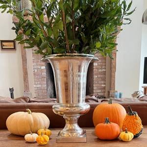 แจกันอะลูมิเนียมสีเงินสไตล์อาร์ตเดโค งานแฮนด์เมด ฐานสี่เหลี่ยมคลาสสิก วางบนโต๊ะ/ตั้งพื้น โดย N SONS INNOVATION - Product Image 1