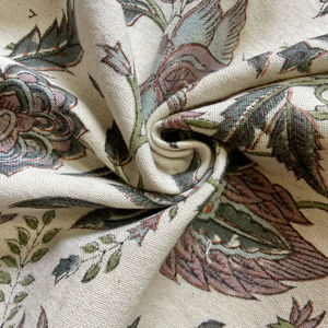 Tela de Algodón Estampada a Mano con Diseño Floral Botánico Vintage sobre Base Natural - Product Image 1