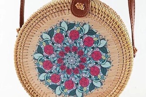 กระเป๋าหวายสานมือพรีเมียม พร้อมฝาปิดประดับดอกไม้และมุก สำหรับการเดินทางช่วงฤดูร้อน ช้อปปิ้ง แฟชั่นยั่งยืนจากเวียดนาม - Product Image 2
