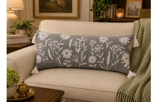 Funda de Almohada Lumbar de Algodón Bordada a Mano con Flores Silvestres Grises, Funda Decorativa Larga para Cojín con Borlas para Sofá - Product Image 3