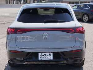 2024 M e r c e d e s B e n-z EQE AMG 4MATIC con llantas de aleación Asientos de cuero Sistema de navegación Arranque remoto Techo solar - Product Image 2