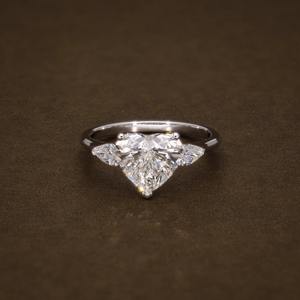 Anillo de Compromiso con Diamante Cultivado en Laboratorio en Forma de Corazón, 2.83 CTW, Forma de Corazón y Pera, Diamantes Certificados por IGI, Anillo de Tres Piedras, Diseño Único - Product Image 1