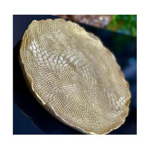 Plateau de service rond en fonte d'aluminium de forme classique et de texture sculptée idéal pour la charcuterie au fromage ou les fruits - Product Image 5