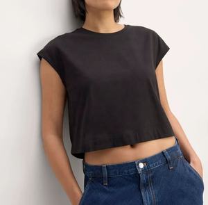 T-shirt court rouge à col rond pour femme, personnalisable avec logo, en coton, très populaire, idéal pour le fitness - Product Image 3