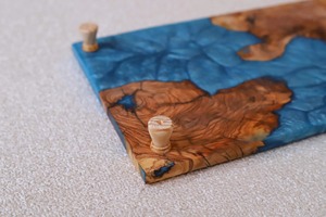 Planche à découper en bois époxy de qualité supérieure, design unique en résine, idéale pour servir des fruits, des légumes et du fromage, fabriquée à la main en Inde - Product Image 4