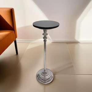 Mesa auxiliar pequeña de metal vintage con decoración de aluminio diseñada en estilo minimalista - Product Image 1