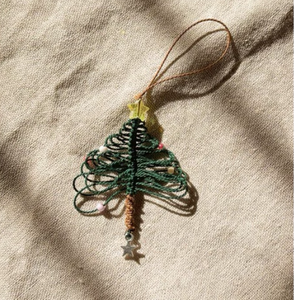 Porte-clés Arbre de Noël en Macramé Festif, Artisanat en Corde Fait Main, Adorable Ornement de Vacances Idéal pour Sacs, Clés et Cadeaux - Product Image 3