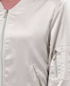 Venta caliente mujeres recortadas bombardero Varsity chaqueta de satén para mujeres Casual acolchado ligero chaquetas Zip Outwear chaqueta raglán - Product Image 4