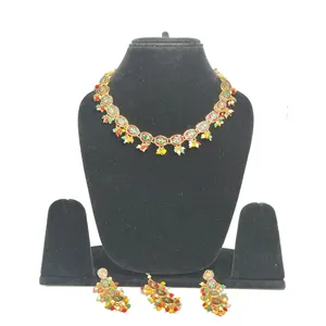 Ensemble de bijoux fins Kundan monocouche multicolores avec placage or, orné de perles et de diamants, idéal pour les mariages, les fêtes ou comme cadeau - Product Image 4