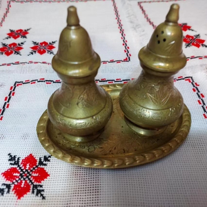 Ensemble de salière poivrée en laiton de luxe avec aspect royal et qualité durable, parfait pour les occasions spéciales et les repas de fête - Product Image 1