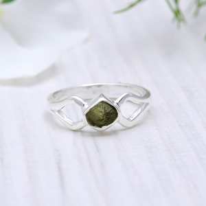 Anillo de plata de moldavita natural de Ley 925 elaborado con moldavita áspera para beneficios curativos para bodas - Product Image 3