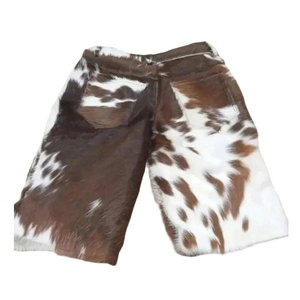 กางเกงขาสั้นหนังวัวสไตล์ไฮสตรีทสำหรับผู้ชาย ดีไซน์ล่าสุด แต่งลายปักด้วยขนวัว พร้อมกระเป๋าข้าง - Product Image 2