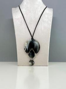 Collar con Colgante de Imitación Antigua, Hecho a Mano, de Alta Calidad, Elegante, de Resina de Cuerno de Búfalo Pulido, Ecológico, con Madera, Metal y Hueso - Product Image 3