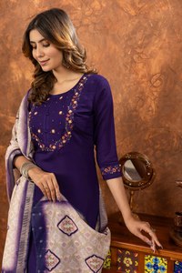 Conjunto de Kurta y Pantalón Bordado en Morado para Mujer con Dupatta Tradicional Estampada - Product Image 5