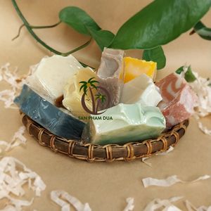 สบู่มะพร้าวธรรมชาติขนาด100ก. ทำด้วยมือน้ำมันหอมระเหยเนื้อแข็งผสมสมุนไพรเพื่อการดูแลร่างกาย - Product Image 5
