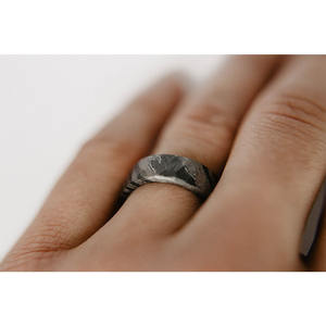 Anillo de Acero de Damasco para Hombre, Acabado Oscuro Elegante con Textura Tradicional Forjada, Anillo de Acero de Damasco Hecho a Mano - Product Image 3