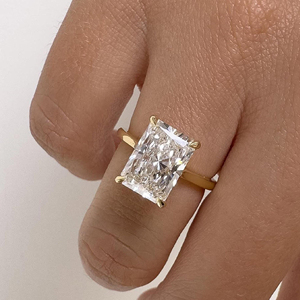 Elégante bague de mariée solitaire en diamant taillé radieux avec glace pilée, pierre centrale de 3.81 carats, halo caché, quatre griffes, certifiée GRA - Product Image 1