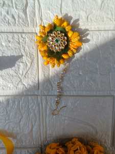 Conjunto de joyas florales amarillas y blancas artificiales hechas a mano, perfectas para Haldi Mehendi Mayoon, eventos nupciales, Nikkah, regalos de bodas en la playa - Product Image 5