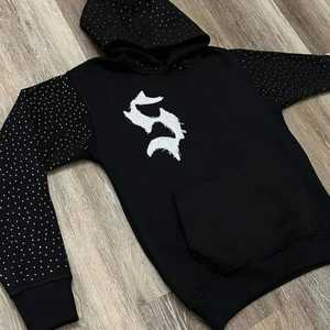 Sudadera con capucha negra de diamantes de imitación con diseño inspirado en la Hermandad griega, Mangas de lunares y estampado 'Storms Never Last' para mujer - Product Image 2