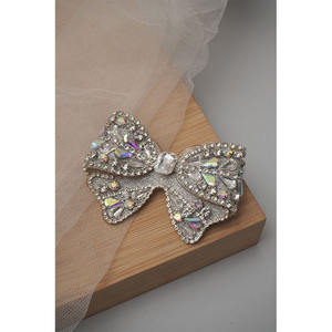 Pasador de Pelo con Lazo Elegante, Cristal Iridiscente y Plata - Product Image 1