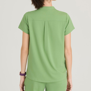 Top exfoliante con cuello en V de corte moderno para mujer Top con manga de muesca y cuello con 2 bolsillos Sweet Basil - Product Image 2