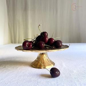 Support à gâteau en métal décoratif avec des bords lisses et une base stable, idéal pour présenter des gâteaux, des muffins et des friandises sucrées - Product Image 6