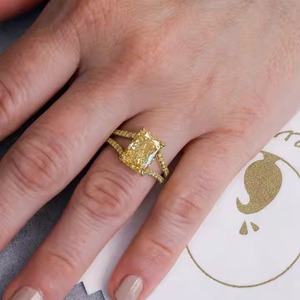 Dernières et uniques Bague de fiançailles en diamant jaune radieux 2.50CT 14K or jaune queue de poisson français Hidden Halo Fine Rings - Product Image 4